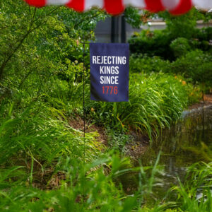 rejecting kings since 1776 flag – minimalist pro democracy garden flag